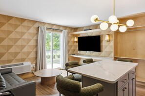 Suite estudio Premium | Escritorio, espacio para trabajar con laptop y cortinas blackout 