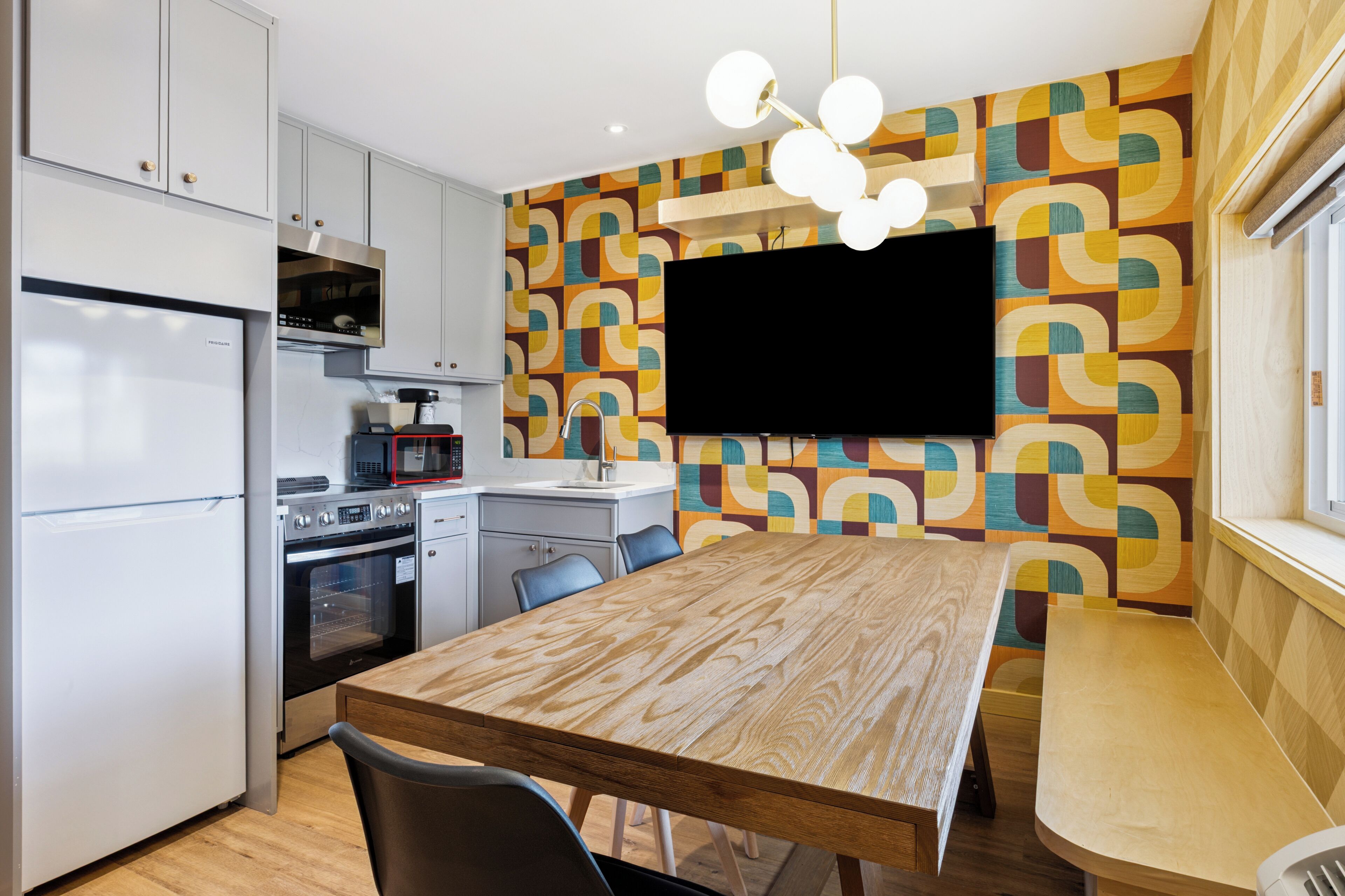 Refrigerador, microondas y cafetera y tetera 