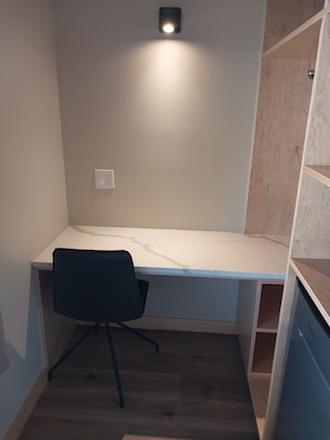 Habitación individual Deluxe | Escritorio, espacio para trabajar con laptop y cortinas blackout 
