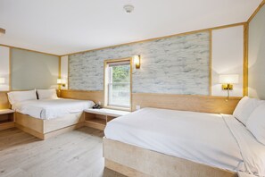 Doppia Deluxe, 2 letti matrimoniali | Una scrivania, postazione laptop, tende oscuranti, ferro/asse da stiro