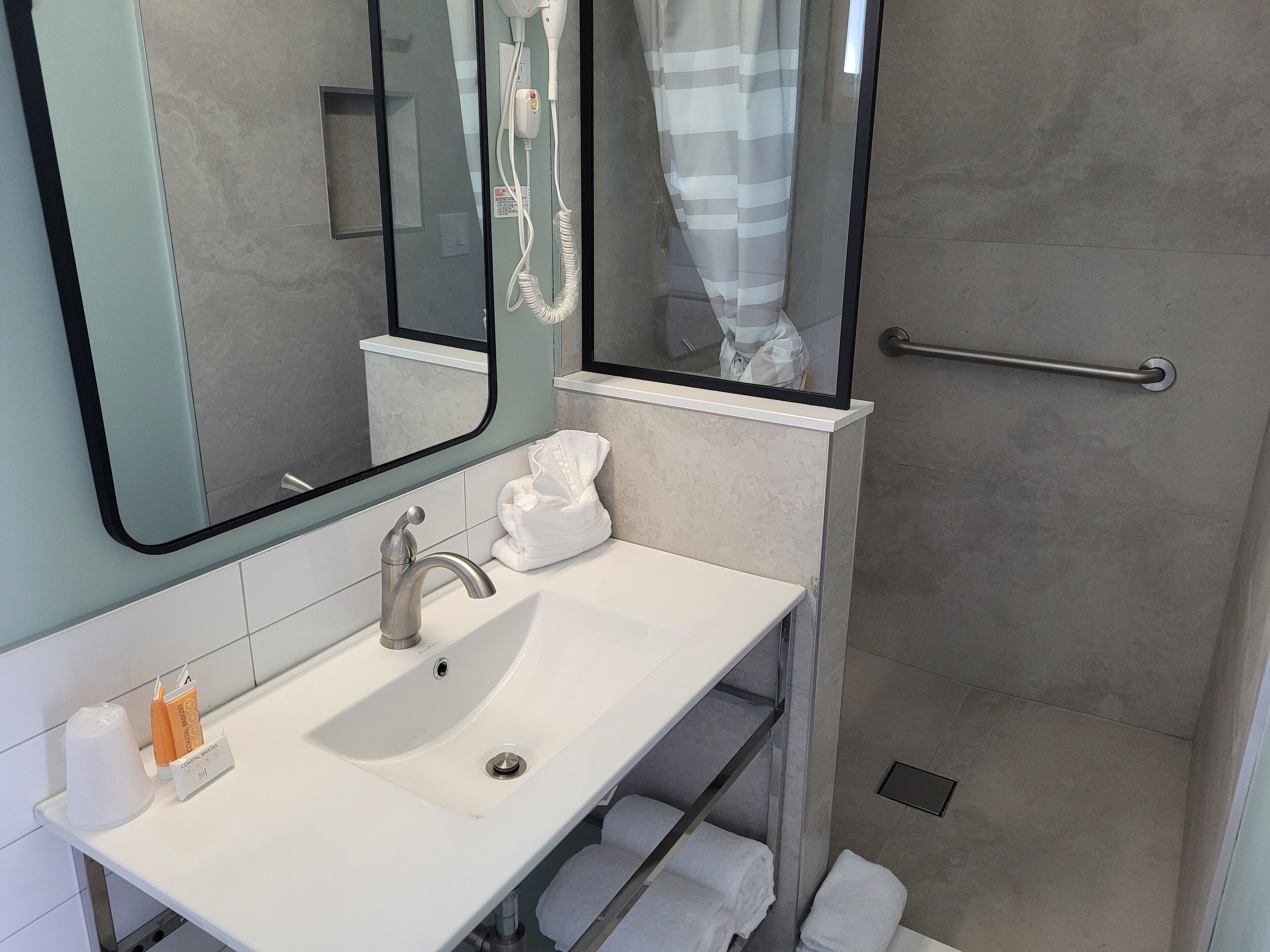 Deluxe Single Room | Bathroom | Shower, hair dryer, towels