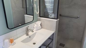Deluxe Single Room | Bathroom | Shower, hair dryer, towels