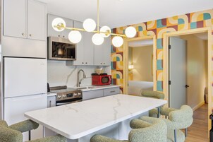 Escritorio, espacio para trabajar con laptop y cortinas blackout 