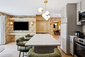 Suite estudio Premium | Escritorio, espacio para trabajar con laptop y cortinas blackout 