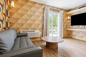 Escritorio, espacio para trabajar con laptop y cortinas blackout 