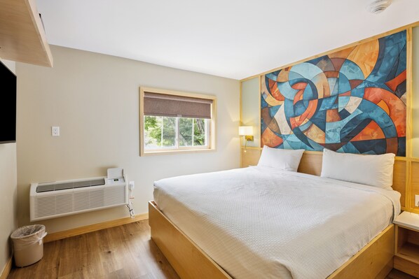 Escritorio, espacio para trabajar con laptop y cortinas blackout 