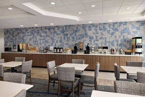 Free daily continental breakfast - La Quinta Inn & Suites by Wyndham Springfield Airport/Rte 66 (Springfield)