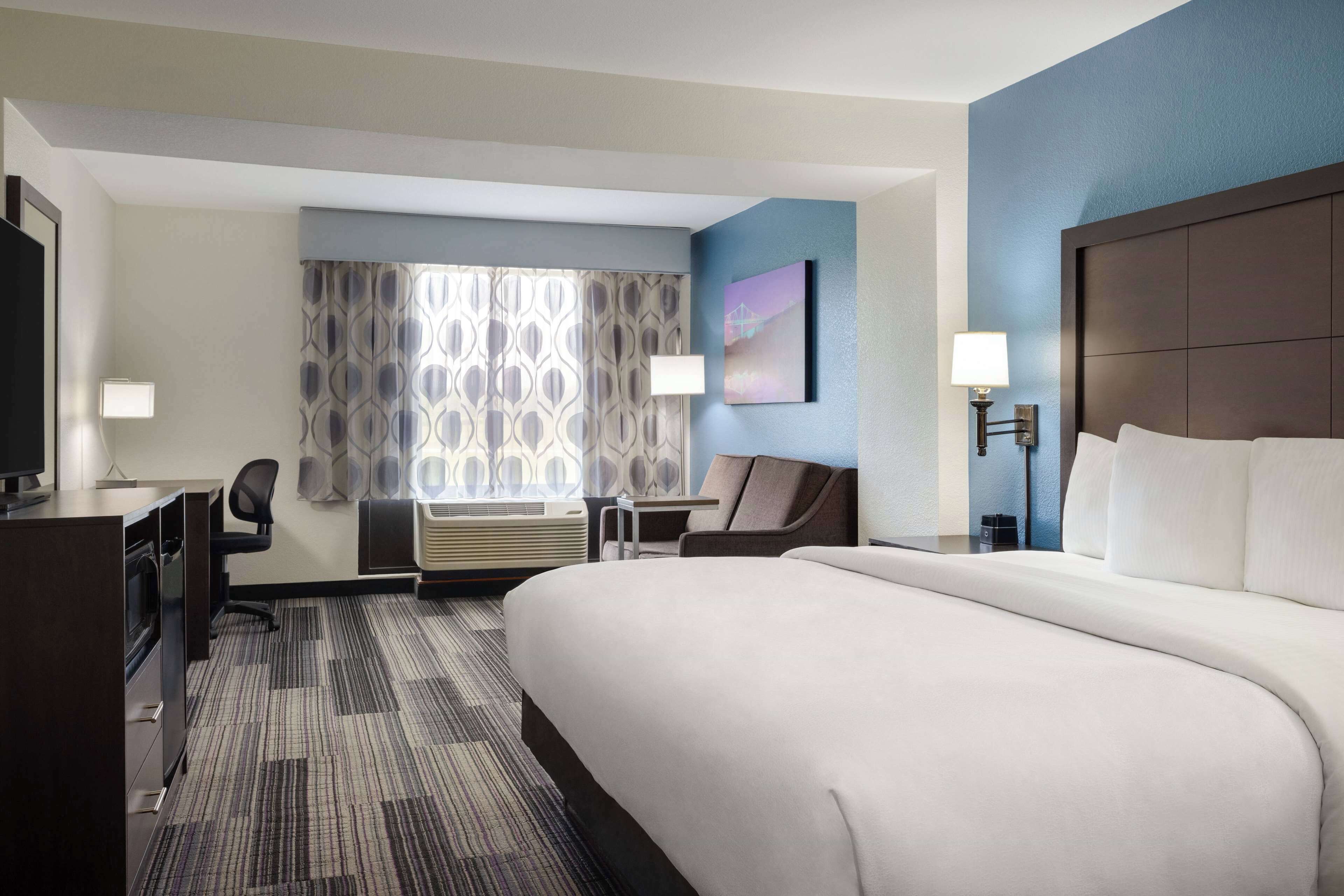 deluxe room, 1 king bed, non smoking | 1 bedroom, premium bedding, pillow-top beds, in-room safe