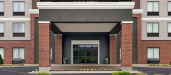 La Quinta Inn & Suites by Wyndham Springfield Airport Plaza