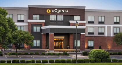 La Quinta Inn & Suites by Wyndham Springfield Airport Plaza