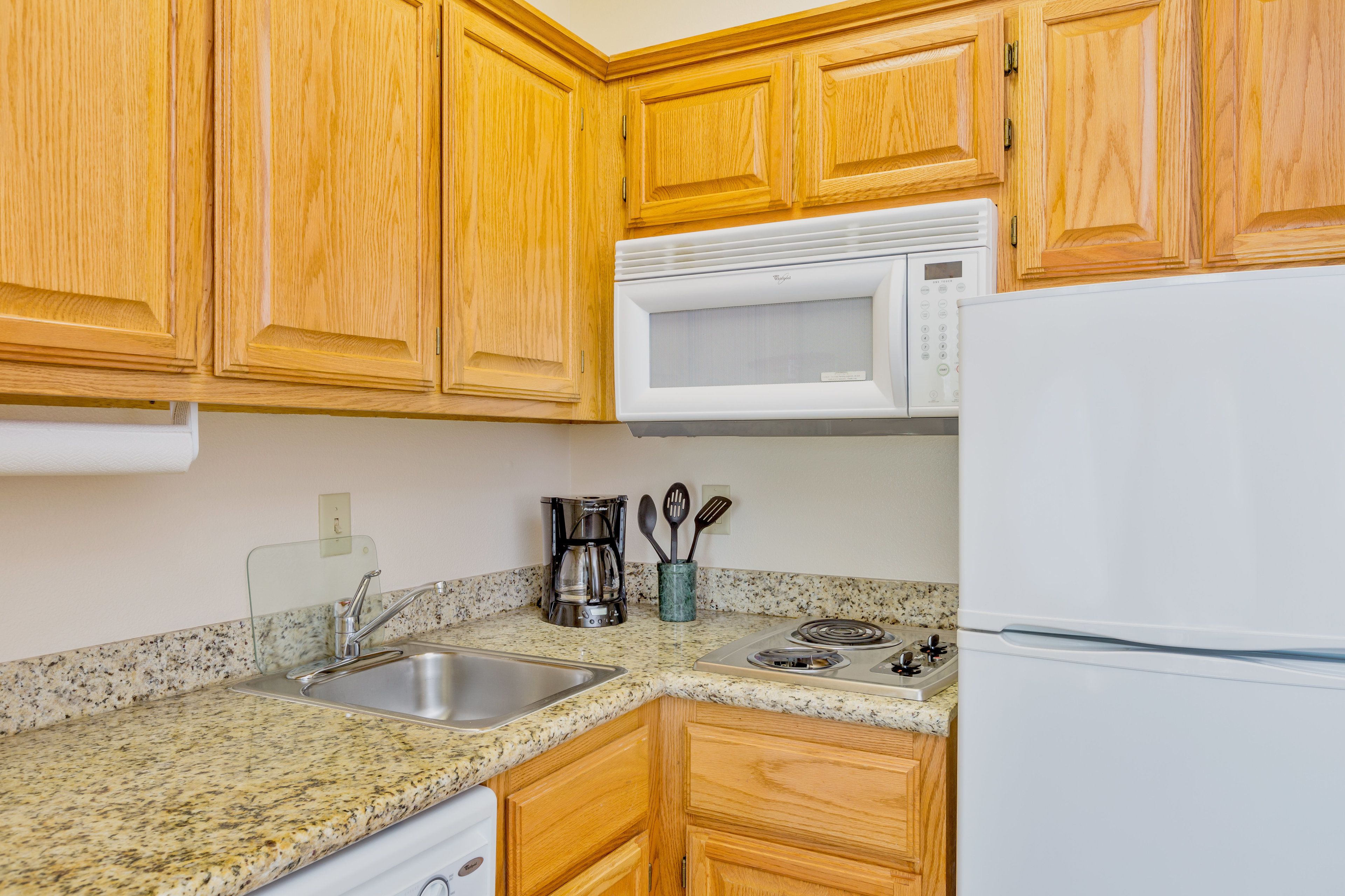 suite, 1 bedroom, kitchen | private kitchen | fridge, microwave, cookware/dishes/utensils, dining tables