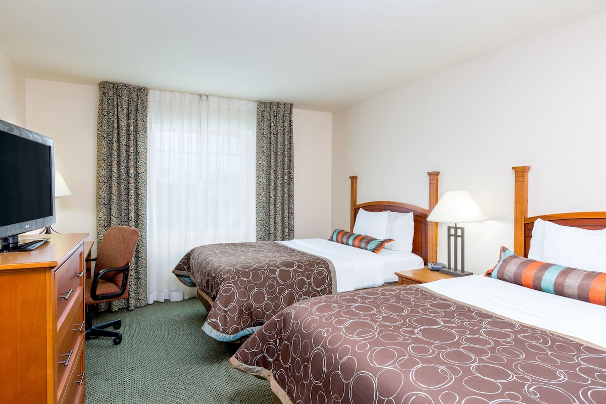 Suite, 2 Schlafzimmer, barrierefrei, Küche (Comm, Roll Shwr) | 1 Schlafzimmer, Zimmersafe, Schreibtisch, laptopgeeigneter Arbeitsplatz