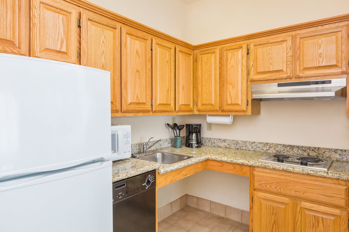 Refrigerador, microondas, utensilios de cocina y comedor