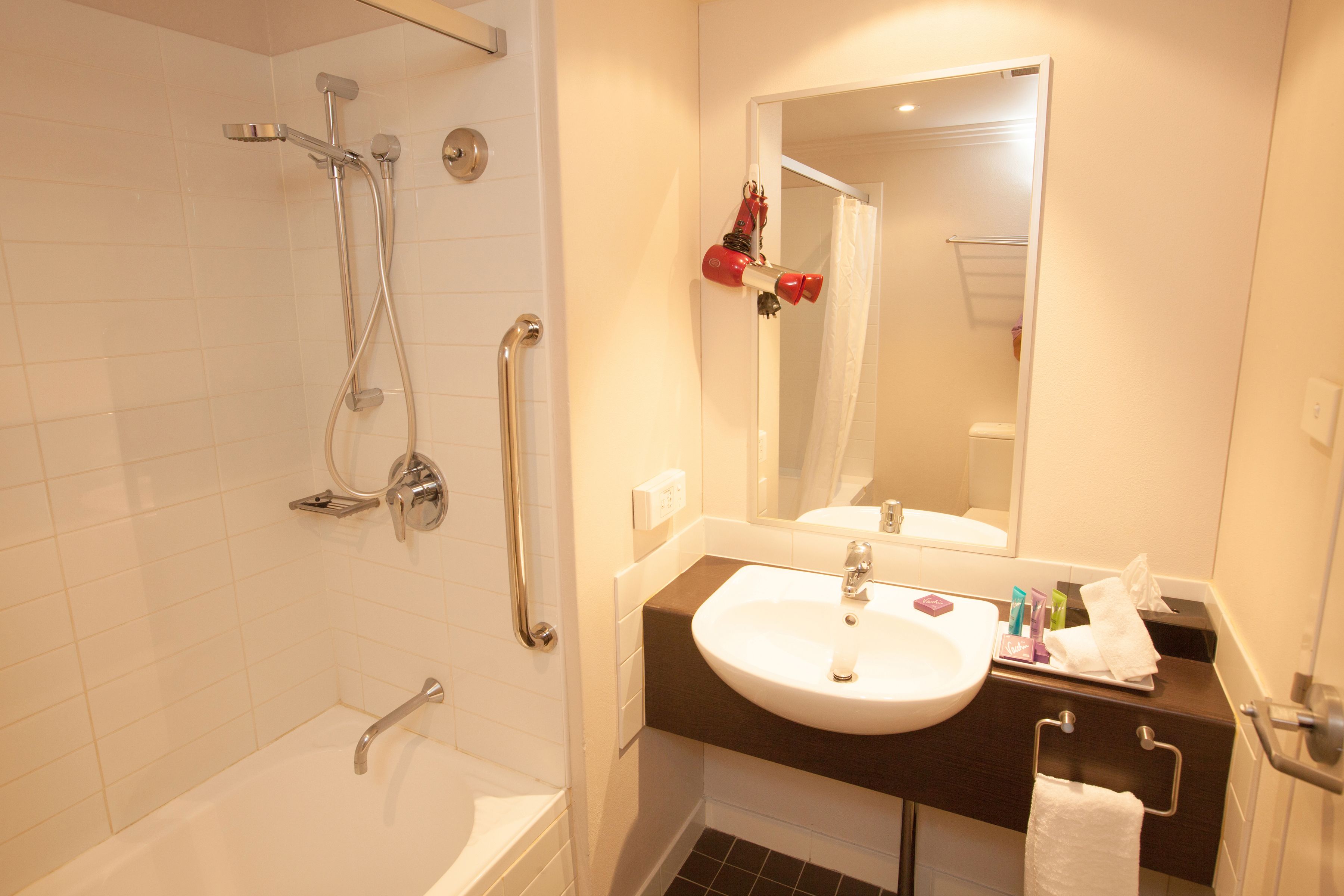Une salle de bain moderne avec une baignoire, une douche et un lavabo.