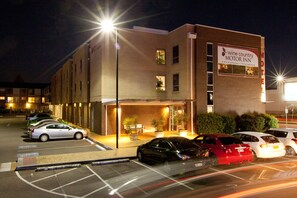 Front of property - evening/night - Wine Country Motor Inn (Cessnock)