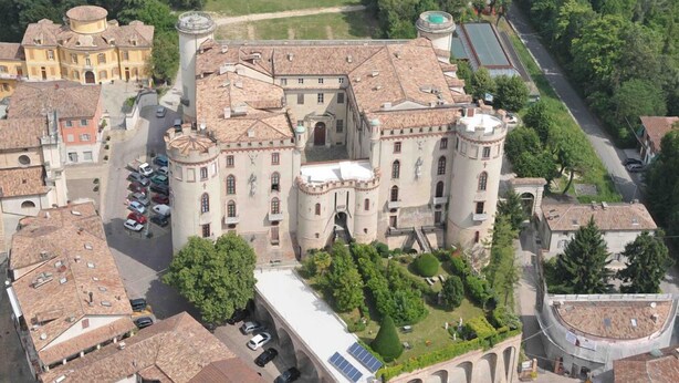 Un grand bâtiment historique doté de nombreuses tours et d’une cour intérieure.