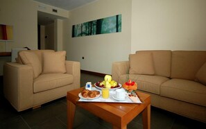 Minibar, coffres-forts dans les chambres, bureau