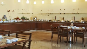 Un restaurant doté d’un long comptoir, de plusieurs tables et de luminaires suspendus.