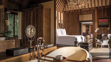 Bathtub dan shower terpisah dan bathtub besar