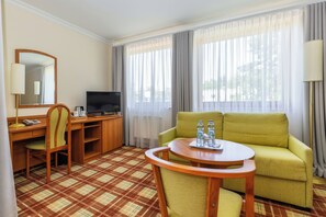 Dobbeltrom, 1 dobbeltseng med sovesofa | Sengetøy av topp kvalitet, skrivebord og skrivebord for bærbar PC