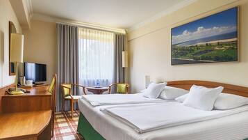 Kamer, 1 twee- of 2 eenpersoonsbedden | Luxe beddengoed, een bureau, een laptopwerkplek