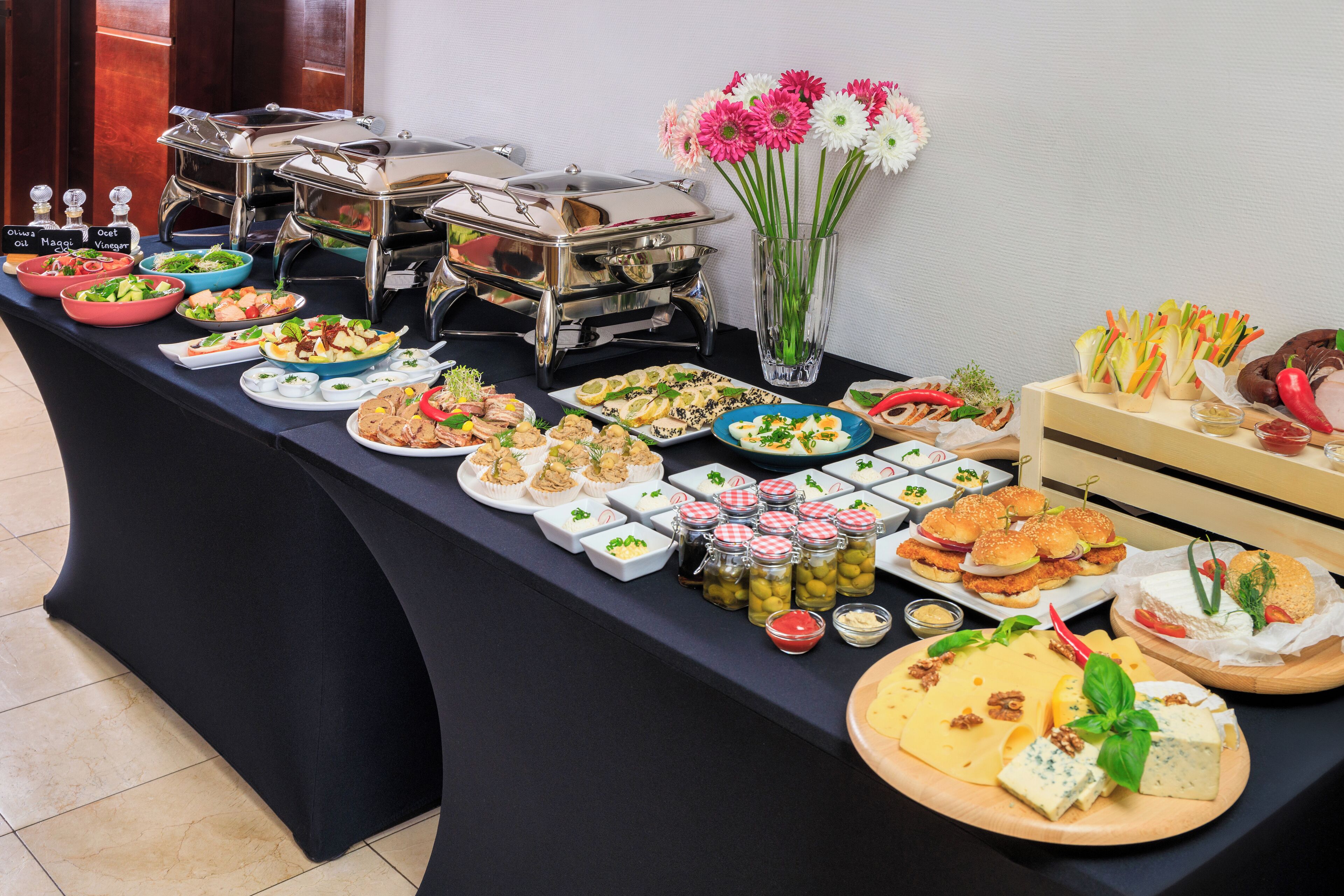 Une table de buffet proposant divers plats et accompagnements.