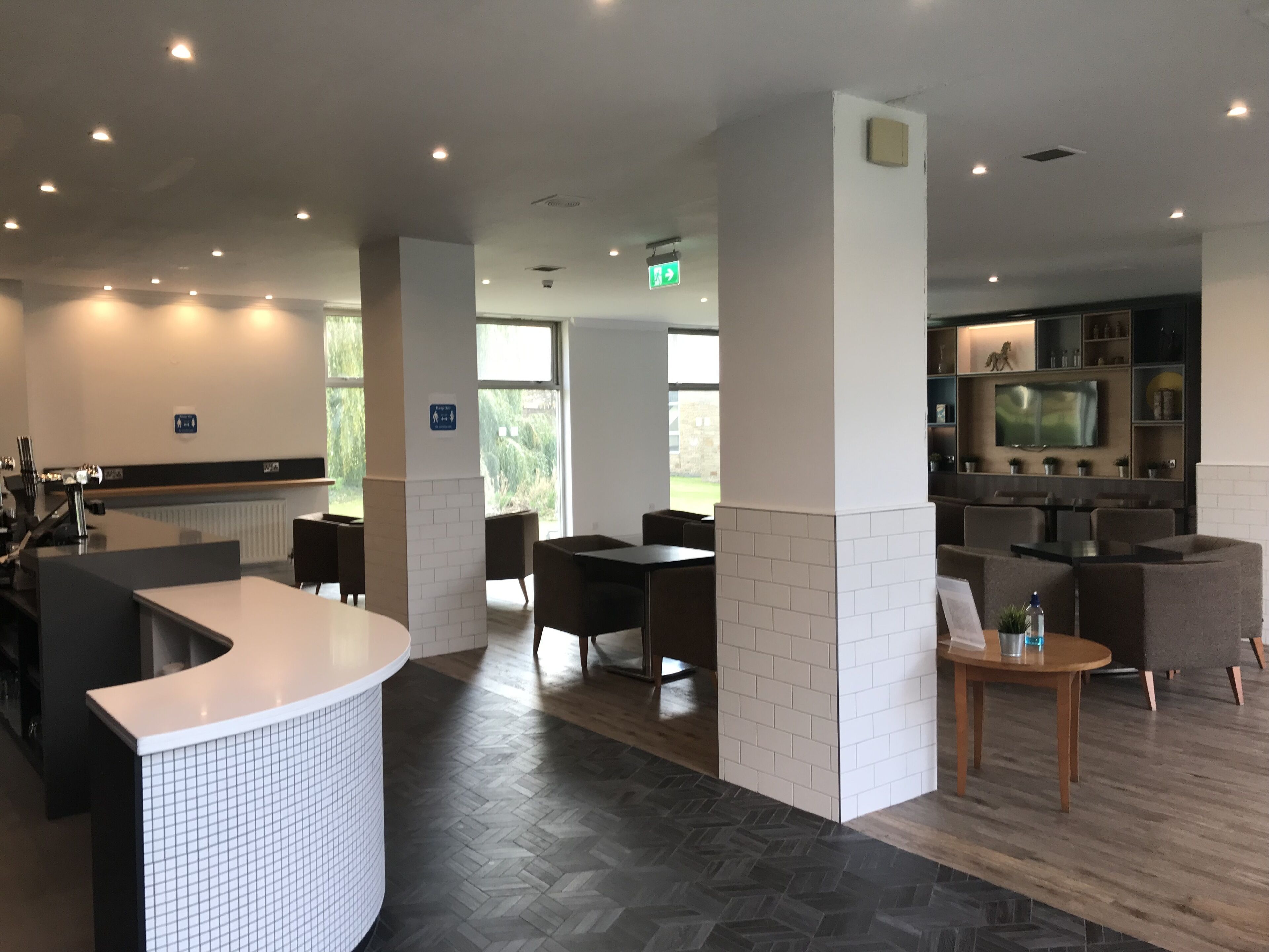 garden views, serves breakfast, lunch and dinner