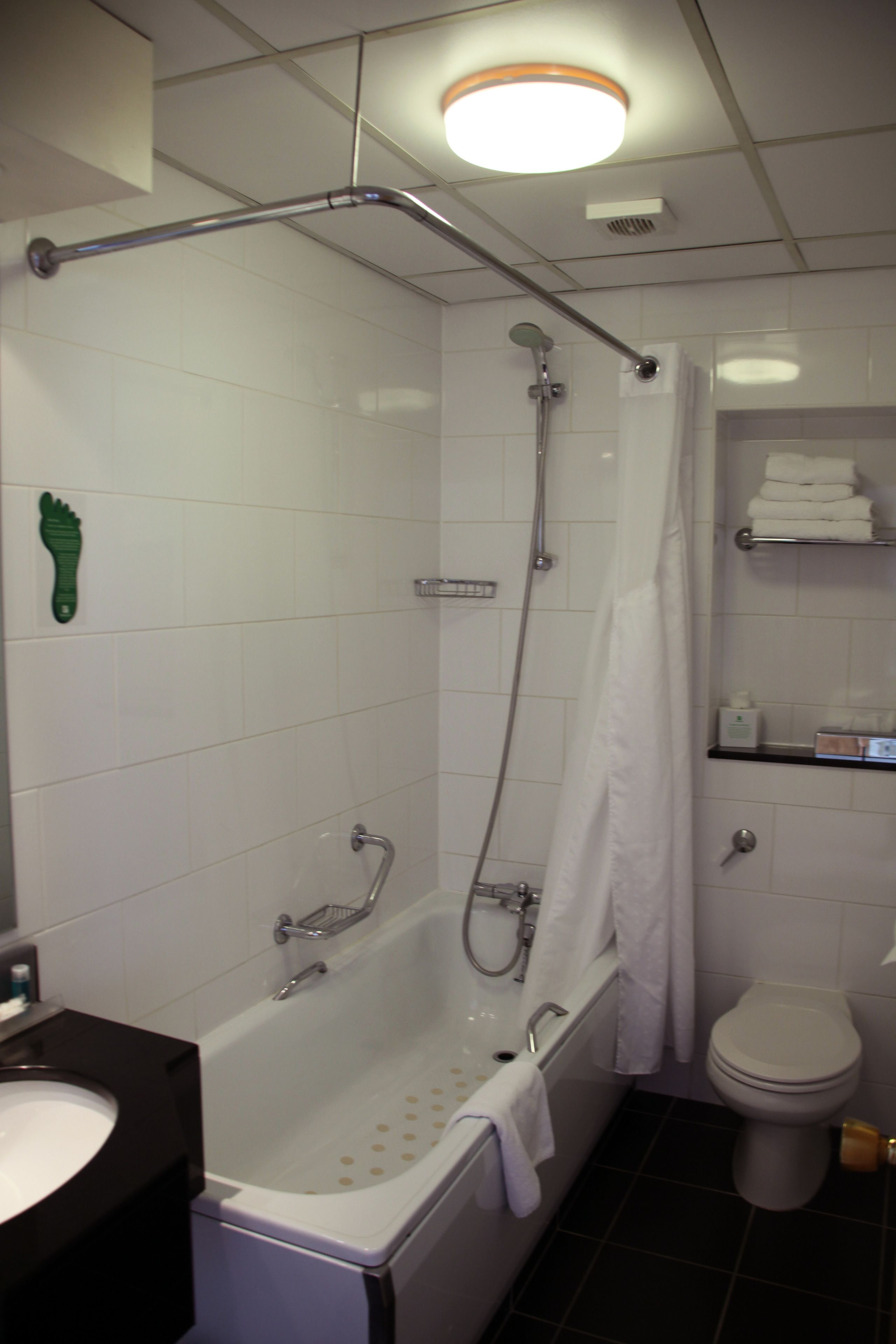 Un baño con bañera, inodoro y zona de ducha.
