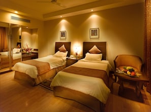 Quarto casal executivo, 1 cama de casal | Frigobar, cofres nos quartos, escrivaninha