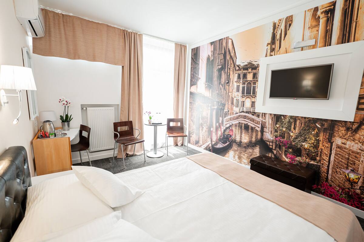 superior double room | 1 bedroom, in-room safe, desk, iron/ironing board