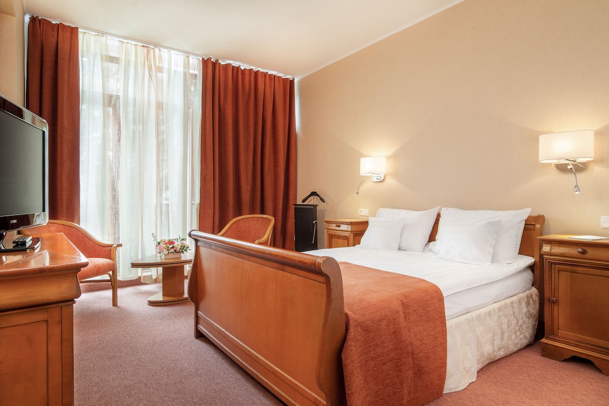 1 bedroom, in-room safe, desk, iron/ironing board