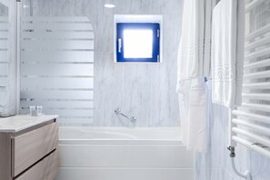 Standard Suite | Bathroom | Combined shower/bathtub, rainfall showerhead, free toiletries