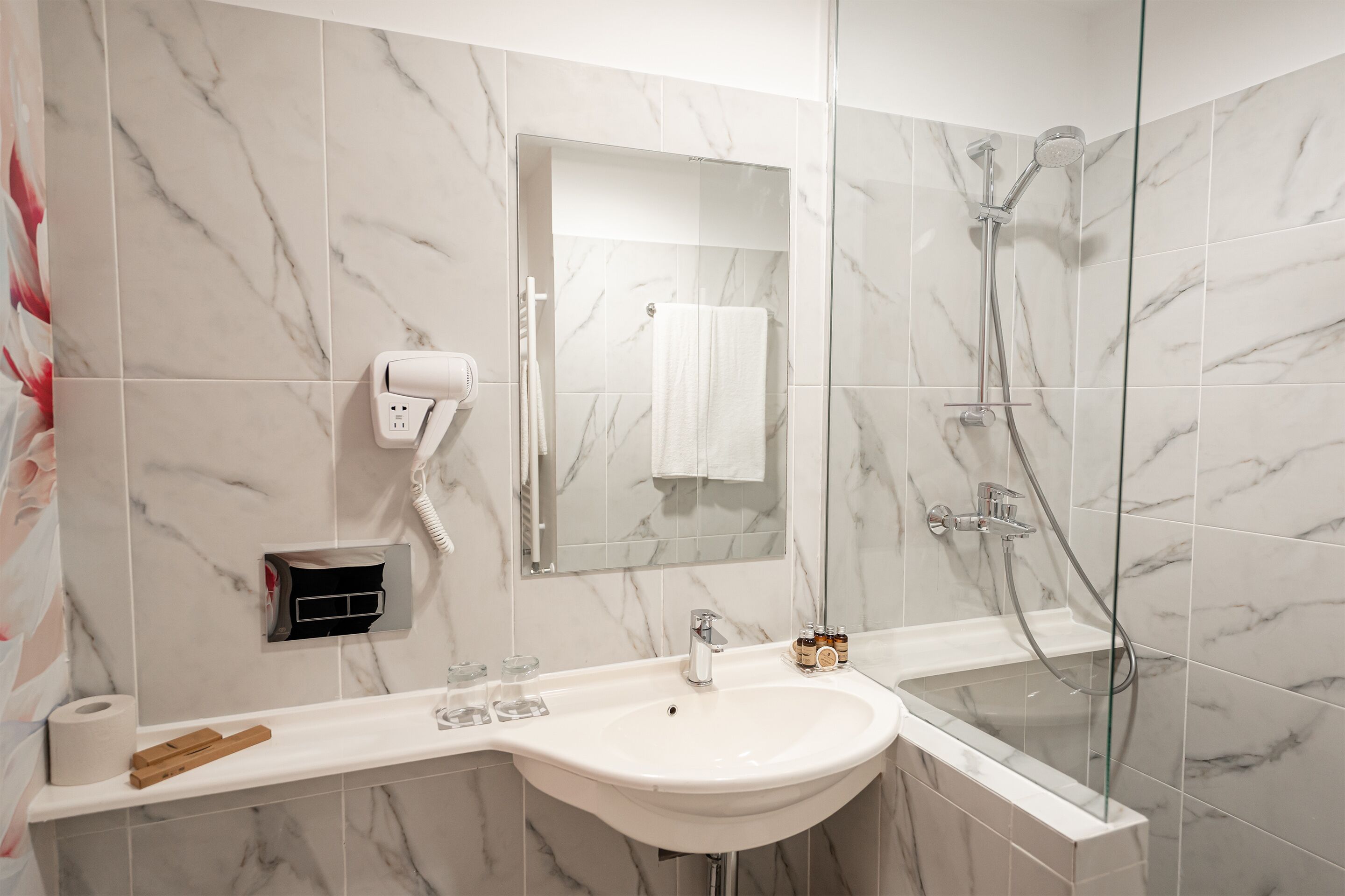 superior twin room | bathroom | combined shower/bathtub, rainfall showerhead, free toiletries