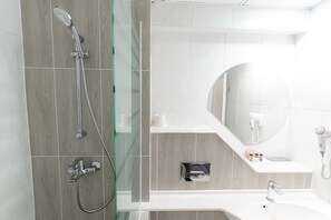 Standard Double Room | Bathroom | Combined shower/tub, rainfall showerhead, free toiletries, hair dryer - MyContinental Suceava (Suceava)