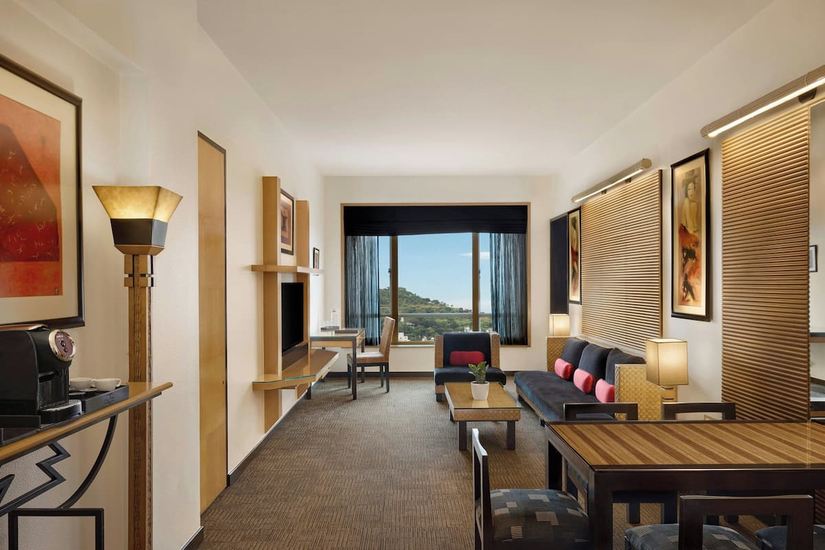 Suite, 1 King-Bett, Stadtblick | Wohnzimmer | LCD-Fernseher