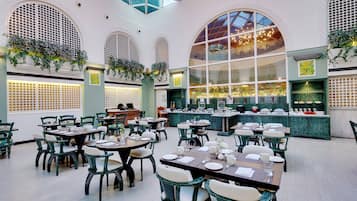 2 restaurantes; se sirven desayunos
