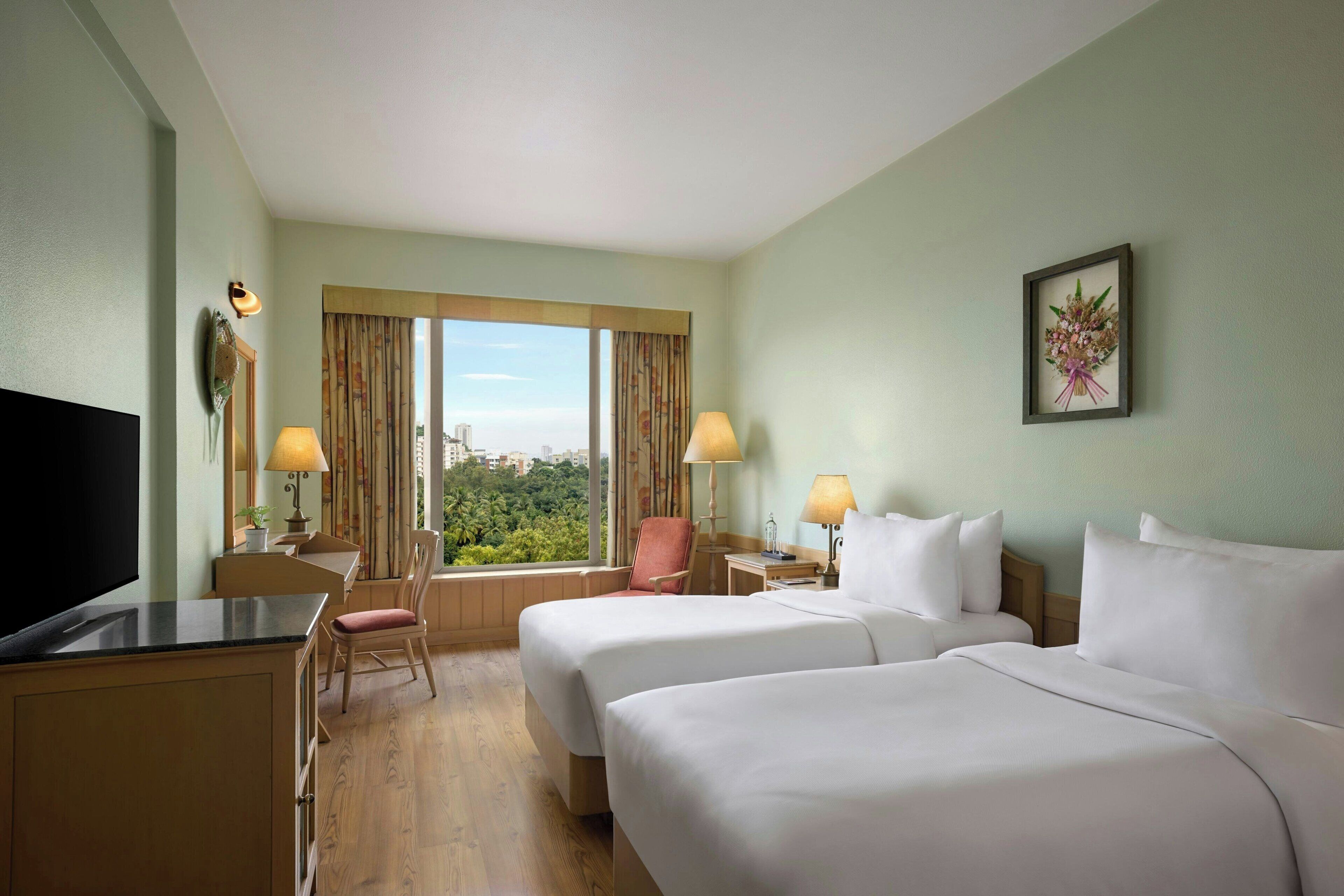 客房, 2 张单人床, 城市景观 | 迷你吧、客房内保险箱、办公桌、熨斗/熨板