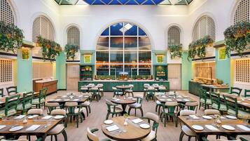 2 restaurantes, se sirve desayuno