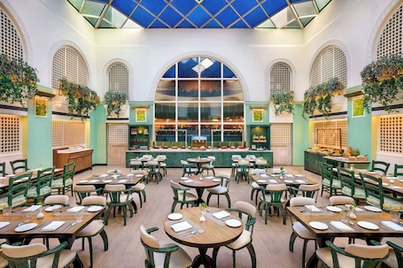 2 restaurantes; se sirve desayuno, almuerzo y cena. E-Square The Fern Pune, Series by Marriott