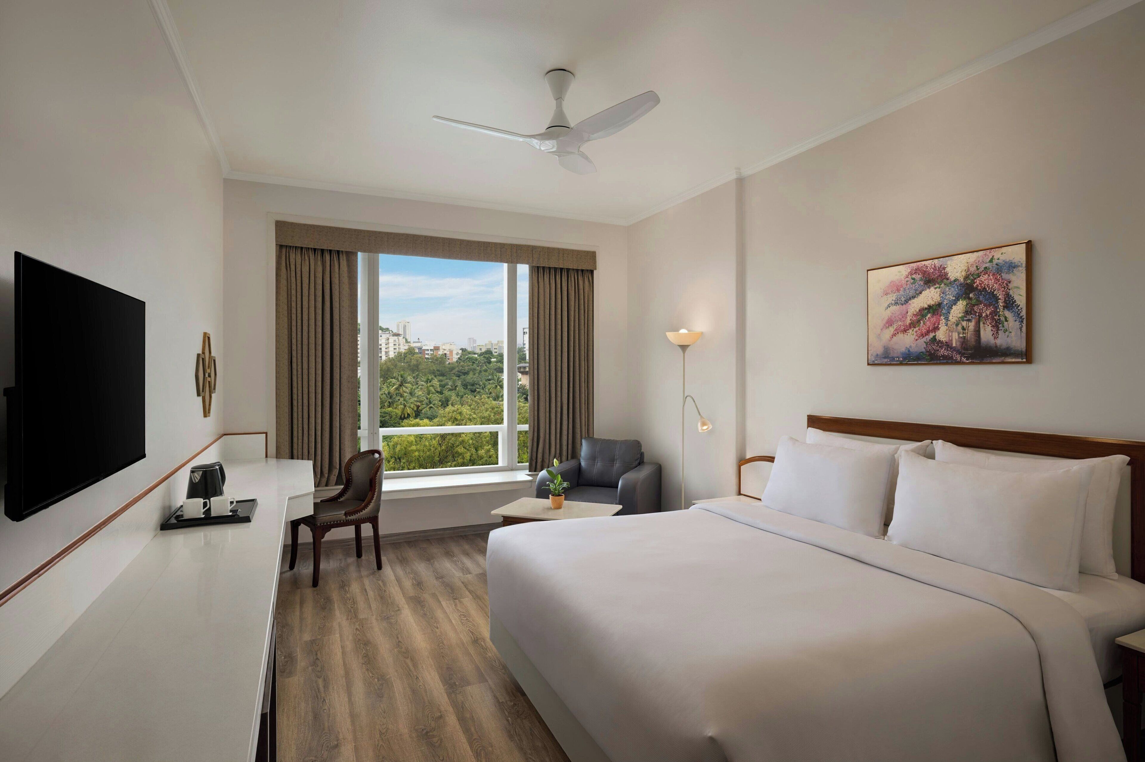 尊荣客房, 1 张特大床, 城市景观 | 迷你吧、客房内保险箱、办公桌、熨斗/熨板