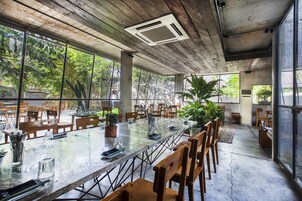 Phục vụ bữa sáng, bữa trưa, bữa tối, món ăn mang phong cách quốc tế 