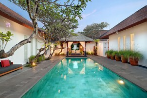 Outdoor pool, pool loungers