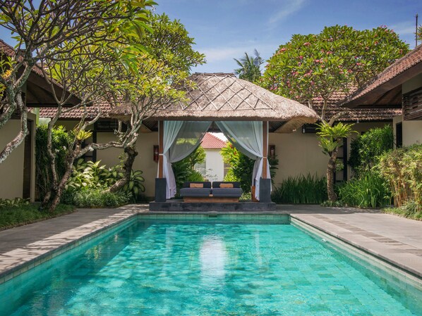 Outdoor pool, sun loungers - Uma Sapna Seminyak (Seminyak)