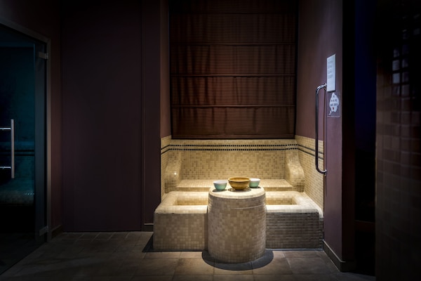 Behandlingsrum för par, bastu, bubbelpool och ångbastu