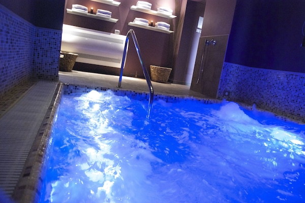 Couples treatment room(s), sauna, hot tub, steam room