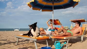 Playa privada en los alrededores, camastros y sombrillas