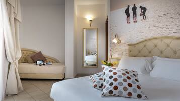 Untuvapeitot, minibaari, tallelokero huoneessa