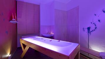 Couples treatment rooms, sauna, hot tub, steam room, Turkish bath
