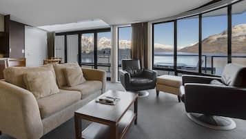 Suite, 2 habitaciones, vistas al lago | Ropa de cama de alta calidad y escritorio
