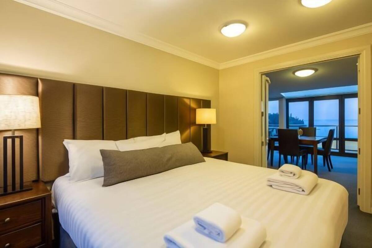 Luxe beddengoed, een bureau, een laptopwerkplek